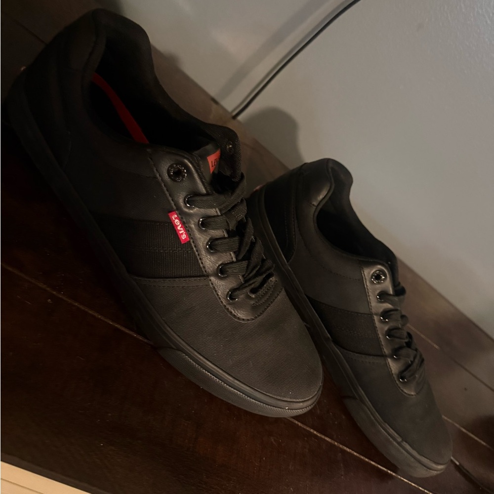 Levi's Men's Black Low-Top Casual Sneakers with Subtle Red Tag
